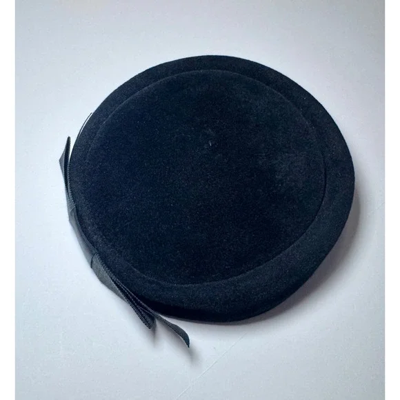 Vintage Women's Black Velour Pillbox Hat Feminine Whimsical Size 23 - Picture 2 of 5